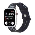 8-buckle Printed Strap Watch Band For Apple Watch Ultra 49mm / Series 8&7 45mm / SE 2&6&SE&5&4 44mm / 3&2&1 42mm(Black Background White Flower) - 1