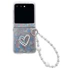 For Motorola Razr 40 Ultra Pearlescent Shell Texture Heart Pattern Phone Case with Bracelet(Beige) - 1