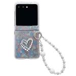 For Motorola Razr 40 Ultra Pearlescent Shell Texture Heart Pattern Phone Case with Bracelet(Beige)