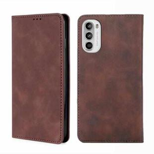 For Motorola Moto G52 4G/G82 5G Skin Feel Magnetic Horizontal Flip Leather Phone Case(Dark Brown)