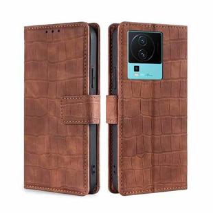 For vivo iQOO Neo7 Skin Feel Crocodile Magnetic Clasp Leather Phone Case(Brown)
