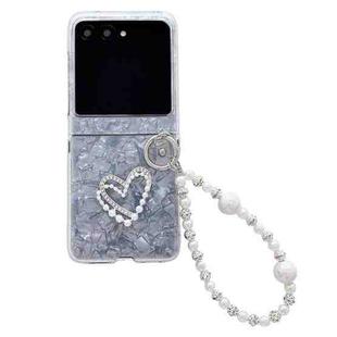 For Motorola Razr 50 / 60 Pearlescent Shell Texture Heart Pattern Phone Case with Bracelet(White)