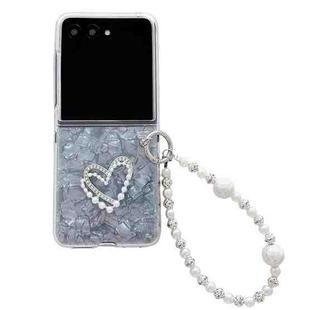 For Motorola Razr 50 Ultra Pearlescent Shell Texture Heart Pattern Phone Case with Bracelet(White)